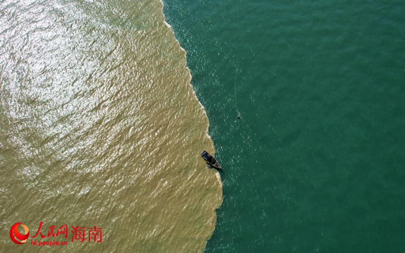 海南：南渡江入海口“涇渭分明”